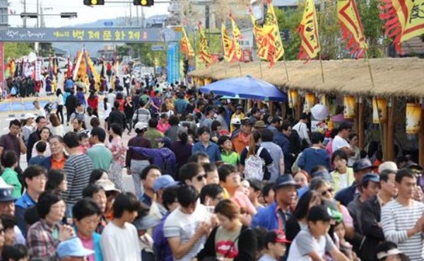 ▲ 지난해 백제문화제 부여시장 광장 야시장 광경.ⓒ충남도