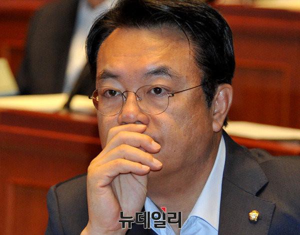 ▲ 새누리당 정진석 원내대표는 31일 의원총회에서 지난 30일 오전 9시 야당이 기존 합의를 깨고 추경예산안을 통과시키지 않은 것에 대해 거듭 비판했다. ⓒ뉴데일리 이종현 기자