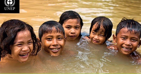 ▲ 전 세계 3억 명이 넘는 인구가 식수 오염에 노출돼 있으며 이로 인한 수인성 질병으로 해마다 340만 명이 사망하고 있다는 분석이 나왔다. 사진은 유엔환경계획(UNEP)가 발표한 전 세계 수질 오염 관련 보고서 표지.ⓒUNEP 홈페이지 캡쳐
