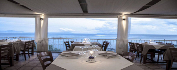 ▲ 이탈리아 나폴리 만이 그대로 눈앞에 펼쳐져 있는 레스토랑 알 파로의 전망. ⓒ레스토랑 알 파로 홈페이지
