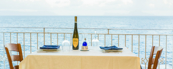 ▲ 이탈리아 나폴리 만이 그대로 눈앞에 펼쳐져 있는 레스토랑 알 파로의 전망. ⓒ레스토랑 알 파로 홈페이지