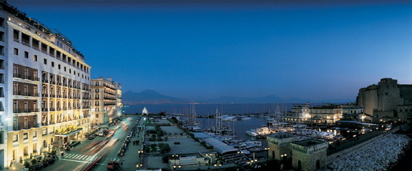 이탈리아 나폴리의 그랜드 호텔 베수비오의 야경. ⓒ그랜드 호텔 베수비오 홈페이지
