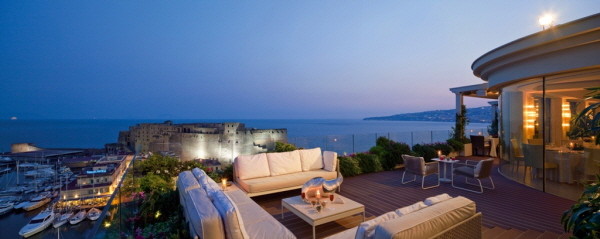 ▲ 이탈리아 나폴리의 그랜드 호텔 베수비오에서 바라본 카스텔 델 오보(달걀 요새)의 야경. ⓒ그랜드 호텔 베수비오 홈페이지