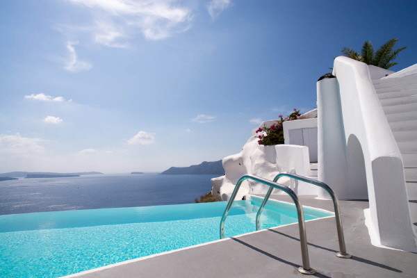 그리스 산토리니의 카티키에스 호텔의 야외 수영장. 지중해의 수평선과 맞물려 있다. ⓒ호텔 카티키에스 홈페이지