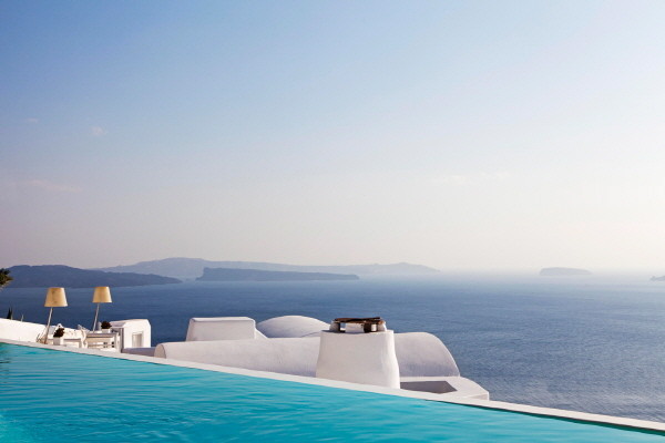 그리스 산토리니의 카티키에스 호텔의 야외 수영장에서 바라본 지중해의 풍광. ⓒ호텔 카티키에스 홈페이지