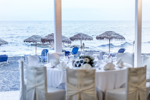 그리스 산토리니 특유의 흰색 외관을 가진 해산물 뷔페 레스토랑 마리오. ⓒ레스토랑 마리오 홈페이지
