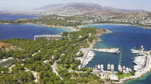 ▲ 그리스의 수도 아테네 남동쪽의 레모스 반도 사유림 내에 소재한 리조트형 호텔 웨스틴의 전경. 멀리 북서쪽에 펼쳐져 있는 것이 아테네 시가지다. ⓒ웨스틴 호텔 아테네 홈페이지