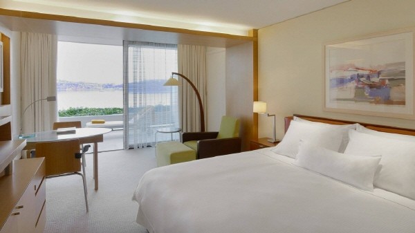 ▲ 그리스의 수도 아테네 남동쪽의 레모스 반도 사유림 내에 소재한 리조트형 호텔 웨스틴의 숙소에서 바라보이는 아테네 시가지의 모습. ⓒ웨스틴 호텔 아테네 홈페이지