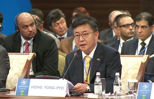 ▲ 홍용표 통일부 장관은 북한이 국제사회의 대북제재로 인해 통치자금 압박을 받고 있다고 진단했다. 사진은 29일(현지시간) 카자흐스탄 아스타나에서 열린 '핵 없는 세상 만들기' 국제회의에서 기조발언을 하고 있는 모습.ⓒ통일부