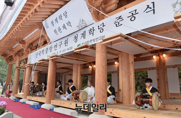 ▲ 한국학 중앙연구원의 청계학당 준공식을 맞아 김덕수 사물놀이패가 '지신밟기 한마당'으로 38년 만의 '경사'를 축하했다. ⓒ정상윤 뉴데일리 기자