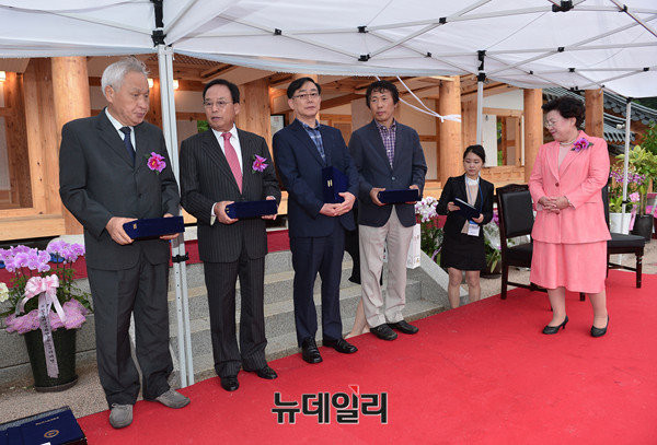 ▲ 감사패 수여받는 귀빈들 ⓒ 뉴데일리 정상윤 사진기자