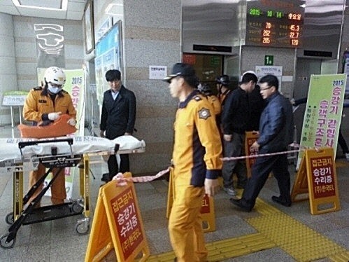 ▲ 승강기 갇힘 사고 훈련. ⓒ청주시