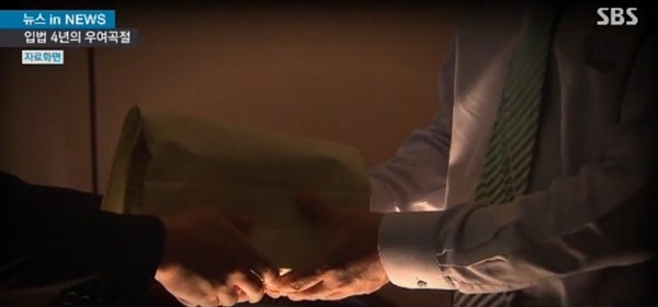 ▲ '부정청탁 및 금품 등 수수의 금지에 관한 법률'(김영란법)의 시행을 한 달여를 앞두고 駐한국 외교공관들도 촉각을 곤두세우고 있는 것으로 알려졌다. 사진은 김영란법 관련 SBS중계영상 일부.ⓒ'SBS'중계영상 캡쳐