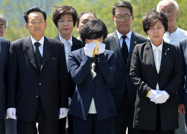 ▲ 추미애 대표를 비롯한 더불어민주당 지도부가 31일 오후 경남 김해시 봉하마을을 찾아 노무현 전 대통령 묘역을 참배하고 있다. ⓒ뉴시스