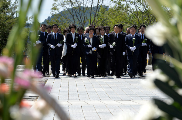 ▲ 추미애 대표를 비롯한 더불어민주당 지도부가 31일 오후 경남 김해시 봉하마을을 찾아 노무현 전 대통령 묘역을 참배하고 있다. ⓒ뉴시스