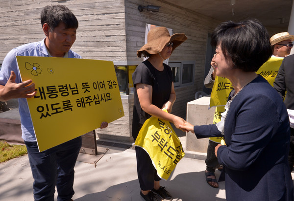 ▲ 추미애 더불어민주당 대표가 31일 오후 경남 김해시 봉하마을 노무현 전 대통령 묘역을 참배후 마을 주민들과 인사를 나누고 있다-뉴시스