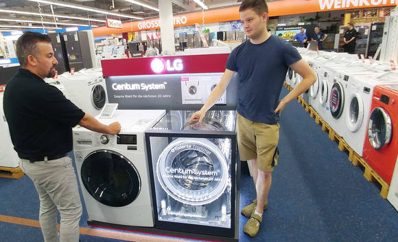 ▲ 독일 가전매장에 전시된 LG전자 센텀시스템 세탁기. ⓒLG전자