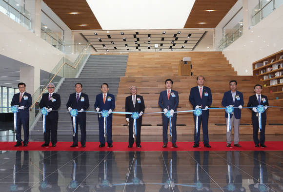 ▲ 동아쏘시오그룹 상주 인재개발원 준공식에서 (왼쪽에서부터) 철근종합건설 김명남 사장, 간삼건축 김자호 회장, 이정백 상주시장, 김종태 국회의원, 동아쏘시오그룹 강신호 회장, 정병윤 경상북도 경제부지사, 강영석 경상북도의원, 이운식 경상북도의원, 동아쏘시오홀딩스 박찬일 사장이 상주 인재개발원 준공 기념 테이프 커팅을 하고 있다.ⓒ동아쏘시오그룹