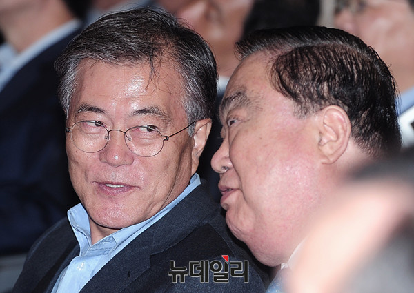 ▲ 더불어민주당 문재인 전 대표(왼쪽)와 문희상 의원이 지난 27일 서울 올림픽 체조경기장에서 열린 더민주 전당대회에 참석해 대화하고 있다.ⓒ뉴데일리 공준표 기자