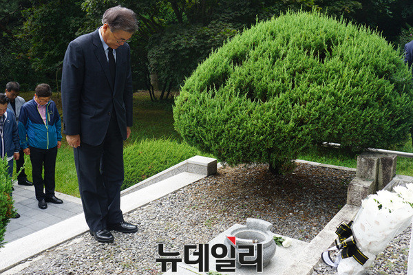 ▲ 문재인 더불어민주당 전 대표가 1일 강원도 홍천군 고(故) 강재구 소령 추모공원을 찾아 추모탑에 헌화한 뒤 묵념하고 있다. 강 소령은 지난 1965년 월남 파병을 앞두고 훈련 중이던 한 병사가 실수로 놓친 수류탄을 몸으로 덮쳐 산화했다.@문 전 대표측 제공