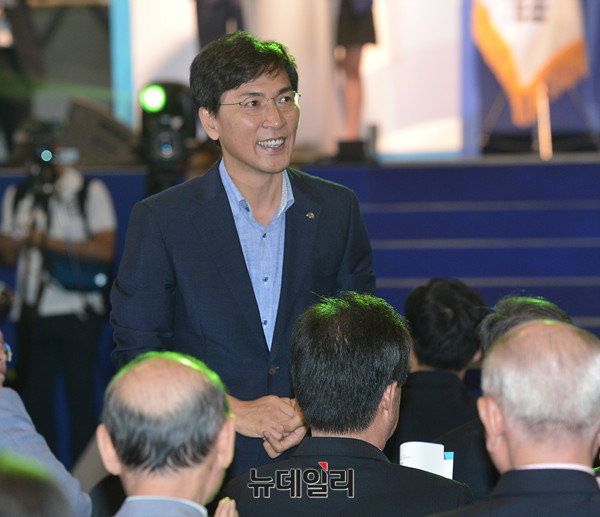 ▲ 더불어민주당 소속 안희정 충남지사가 대선출마를 사실상 공식선언하면서 '문재인 대세론'에 제동을 걸었다. ⓒ뉴데일리 정상윤 기자