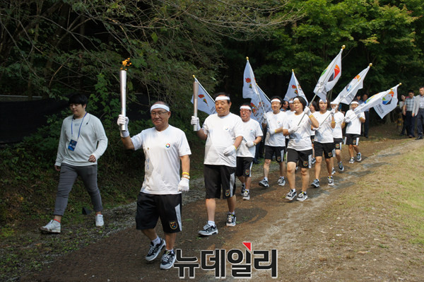 ▲ 1일 ‘2016청주세계무예마스터십’ 성화가 청주 상당산성에서 채화된 후 성화봉송이 시작됐다.ⓒ김종혁 기자