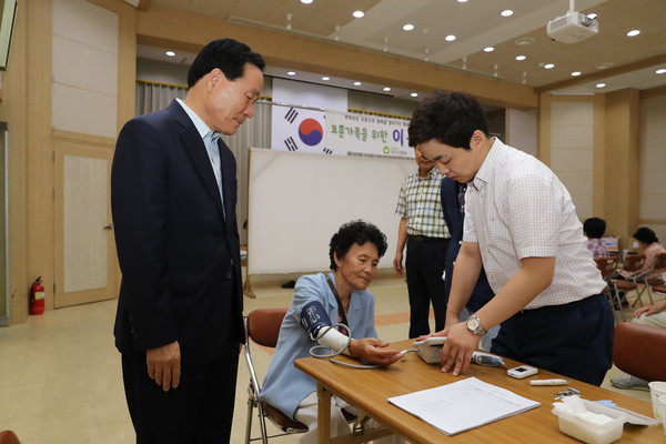 ▲ 의성군은 대구 보훈병원과 협력해 ‘찾아가는 무료 이동진료’를 통해 주민의 건강검진 등을 실시했다. 사진은 김주수 의성군수(왼쪽 첫번째)가 진료현장을 찾은 모습.ⓒ의성군 제공