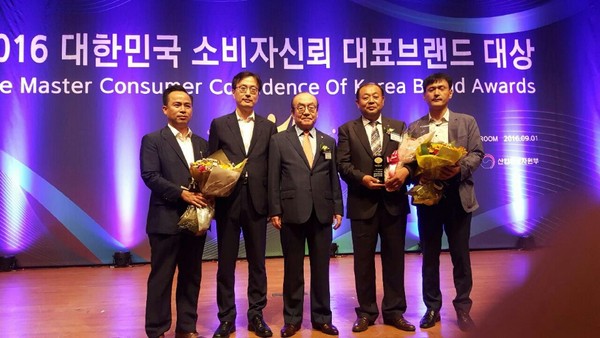 ▲ 충남 ‘청풍명월 골드’가 4년 연속 대한민국 소비자신뢰 대표 브랜드 대상을 수상했다.ⓒ충남도