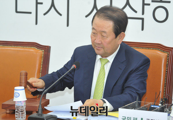 ▲ 국민의당 박주선 당헌당규 제개정위원장은 1일 선출직 당직자 사퇴기한을 1년으로 고정한 것에 대해 "특정인에 대한 대표 추대 규정이 마련되지 않았기에 규정을 수정해봐야 의미가 없다"고 일축했다. ⓒ뉴데일리 이종현 기자