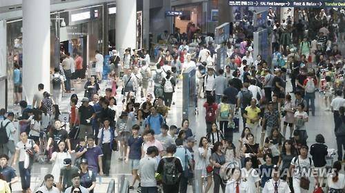 ▲ 북적이는 인천국제공항 출국장 면세점 ⓒ연합뉴스