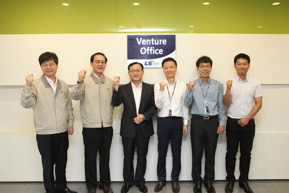 ▲ LS전선 사내벤처 출범식(현판식) 모습. 명노현 대표(왼쪽 세번째), 김동욱 기술개발본부장/CTO(왼쪽 두번째), 사내벤처 파트장(오른쪽 3명)ⓒLS전선