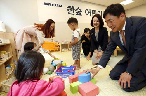 ▲ 오규석 경영지원본부장이 한숲 어린이집을 둘러보고 있다. ⓒ 대림산업