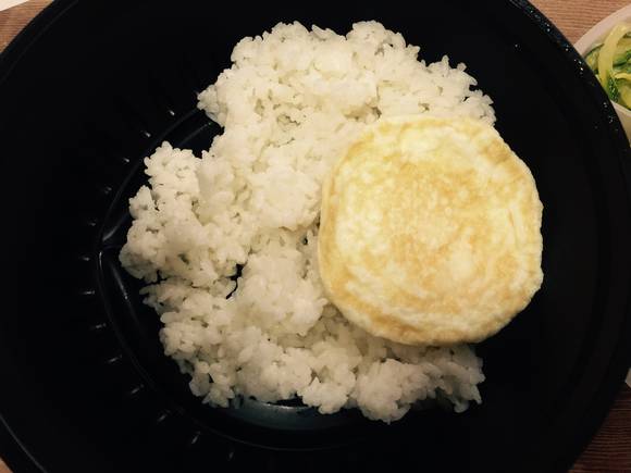 ▲ '푸짐한 오색나물비빔밥' 하단 용기에 들어있는 밥과 계란후라이 ⓒ진범용 기자