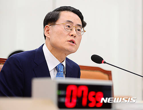 ▲ 김재수 농림축산식품부 장관 후보자가 1일 서울 여의도 국회에서 열린 농림축산식품해양수산위원회 인사청문회에서 의원들의 질의에 답하고 있다.  ⓒ 뉴시스