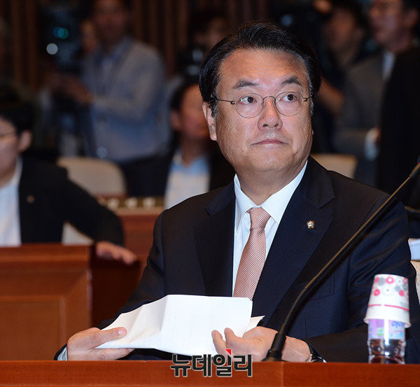 ▲ 새누리당 정진석 원내대표가 2일 국회에서 의원총회에 앞서 발언 내용을 정리한 원고를 살펴보며 생각을 가다듬고 있다. ⓒ뉴데일리 공준표 기자