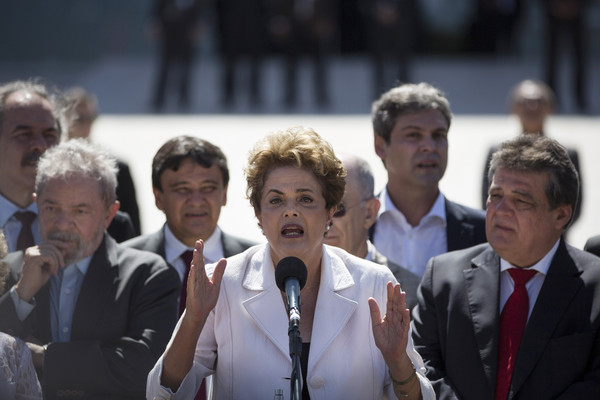 ▲ 지우마 호세프 브라질 대통령(가운데)이 지난 8월12일(현지시간) 브라질리아 대통령 궁을 떠나기 앞서 상원 탄핵안 통과의 부당함을 역설하고 있다. 왼쪽에 서있는 사람은 전임자인 루이스 이나시우 룰라 다 시우바 전 대통령. ⓒ뉴시스 사진DB