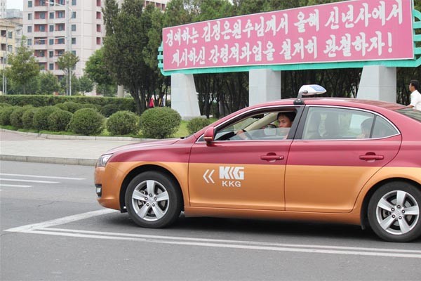 ▲ 평양의 택시. 대부분 중국제 차량이다. 中공산당은 북한에 택시를 판매하는 등 대북제재 이행에 별 성의를 보이지 않고 있다. ⓒ美사진작가 레이몬드 커닝햄 플릭커 공개사진 캡쳐