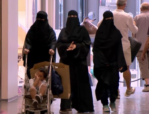 ▲ 여론조사 업체 '유고브'가 지난 8월 24~ 25일 영국 국민 1,668명을 대상으로 진행한 설문조사에서 응답자의 57%가 '영국에서 부르카를 입는 것을 금지해야 한다'는데 찬성한 것으로 나타났다. 사진은 '부르카'를 입은 무슬림 여성들.ⓒ'스위스인포' 중계영상 캡쳐