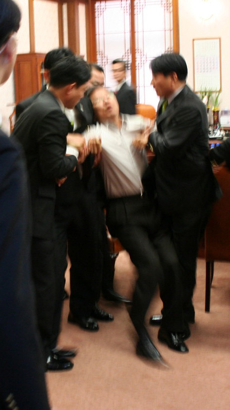 ▲ 미디어법 재논의를 촉구하며 미디어법 처리에 반발, 국회의장실에서 점거 농성중이던 민주당 천정배·최문순·장세환 의원이 2009년 9월 2일 오전 국회의장실에서 경위들에 의해 강제퇴거당하고 있다.ⓒ뉴시스