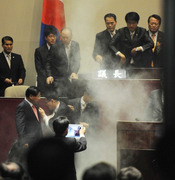 ▲ 2011년 11월 22일 민노당 김선동 의원이 국회 본회의장에 최루탄을 터뜨리는 모습. ⓒ뉴시스