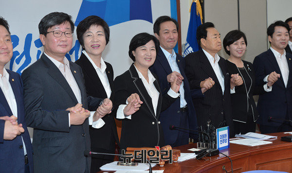 ▲ 더불어민주당 추미애 대표 등 신임 지도부가 지난달 29일 첫 최고위원회의 개최에 앞서 사진촬영을 하고 있다. ⓒ뉴데일리 정상윤 기자