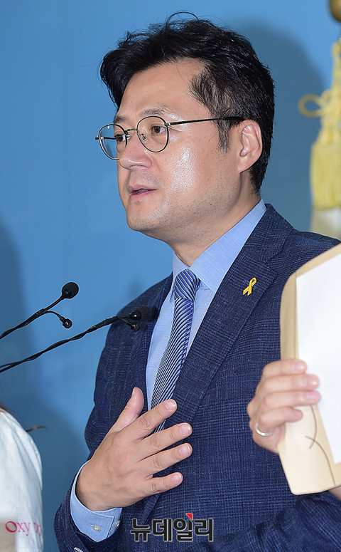 ▲ 더불어민주당 홍익표 의원(중앙)과 가습기살균제 피해가족, 환경보건시민센터 ⓒ 뉴데일리 공준표