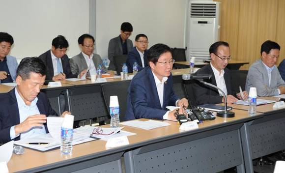 ▲ 2일 해운빌딩에서 열린 해운·항만·물류 비상대응반 회의에서 김영석 해수부 장관이 모두 발언을 하고 있다.ⓒ해양수산부