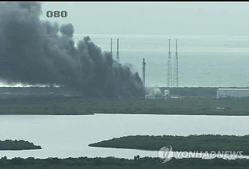 ▲ 미국 민간우주개발업체 스페이스X의 '팰컨9' 로켓이 1일(현지시간) 미 플로리다주 케이프커내버럴 공군기지에서 엔진가동시험 도중 폭발했다. 이 사고로 로켓과 위성 등 적재물들이 손실된 것으로 추정되지만 인명피해는 없었다고 스페이스X측은 밝혔다. 사진은 폭발 직후 검은 연기가 치솟고 있는 모습. ⓒ연합뉴스