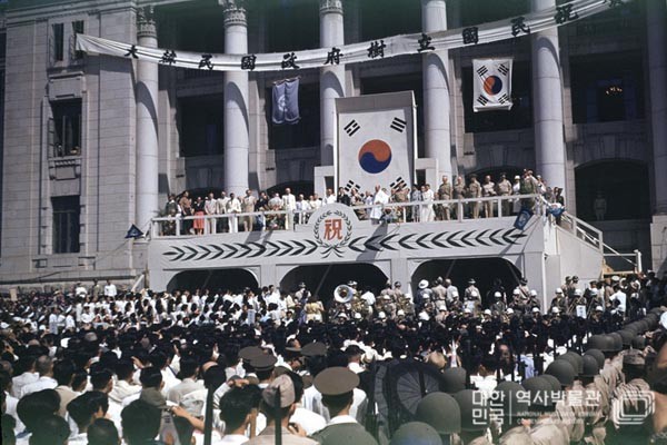 ▲ 1948년 8월 15일 중앙청에서 대한민국 건국을 선포하는 모습. ⓒ역사박물관 홈페이지 화면캡쳐