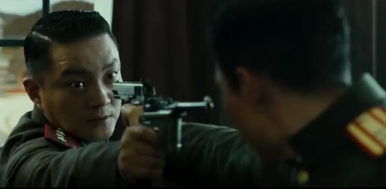 ▲ 영화 인천상륙작전 중 북한군과 남한 첩보부대원이 서로 총을 겨누는 모습 ⓒ 유튜브 인천상륙작전 예고편 캡쳐