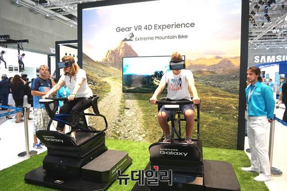 ▲ 삼성전자가 IFA2016서 선보인 '기어 VR 4D 극장' 산악 자전거 체험. ⓒ뉴데일리 윤진우 기자