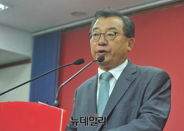 ▲ 새누리당 이정현 대표가 오는 15일 추석을 맞아 당 소속 주요 인사들에게 편지로 추석 인사를 하기로 해 주목된다. 그간 관례는 한과 등 선물을 보내는 방식이었다. ⓒ뉴데일리 이종현 기자