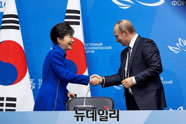 ▲ 3일(현지 시간) 러시아 블라디보스톡 극동연방대학에서 동방경제포럼을 마친 후 열린 한-러 정상 공동기자회견에서 박근혜대통령과 푸틴 대통령이 악수를 나누고 있다. ⓒ뉴데일리