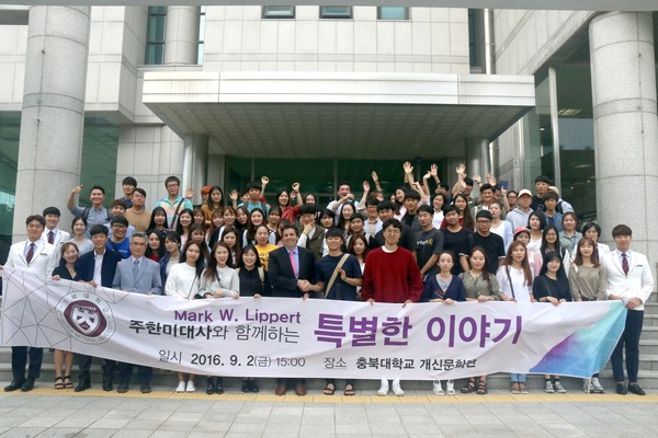 ▲ 마크 리퍼트 주한 미국 대사가 지난 2일 충북대에서 강의를 한 뒤 대학생들과 기념촬영을 하고 있다.ⓒ충북대